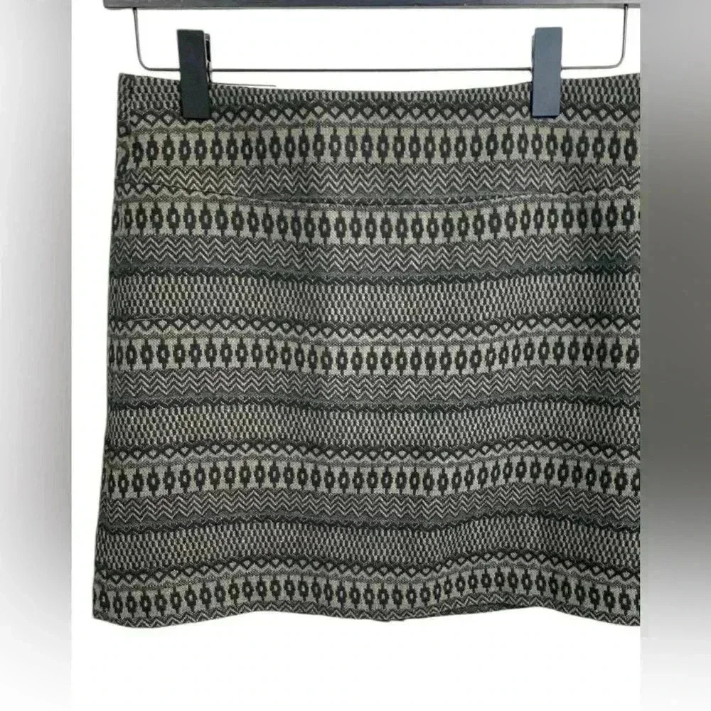 Dalia modern fit, wool blend, neutral skirt with hidden zipper/button closure